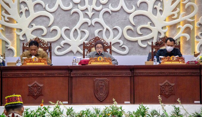 Wakil Ketua I DPRD Kalteng Riska Agustin memimpin Rapat Paripurna Ke-5 Masa Persidangan III Tahun Sidang 2026 di Kantor DPRD Provinsi Kalteng, Senin (6/7)