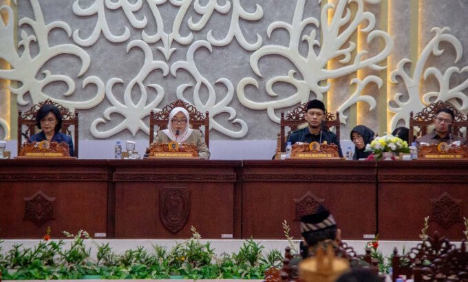 DPRD Kalteng Wakil Ketua I DPRD Kalimantan Tengah Riska Agustin memimpin rapat paripurna di DPRD Kalteng. DPRD Kalteng terus mengawal aspirasi penambang rakyat, termasuk memperjuangkan kemudahan perizinan Wilayah Pertambangan Rakyat (WPR) dan Izin Pertambangan Rakyat (IPR) hingga ke DPR RI dan Kementerian ESDM.