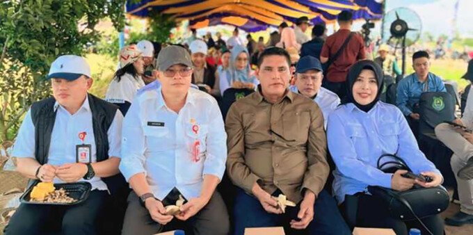 Anggota Komisi II DPRD Kalteng Noor Fazariah Kamayanti mengikuti panen raya padi di Desa Terusan Mulya, Kecamatan Bataguh, Kabupaten Kapuas, Rabu (8/7).