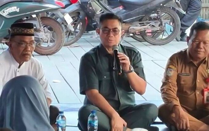 Wakil Ketua III DPRD Kalteng Junaidi saat menemui korban kebakaran di Kelurahan Pahandut, Kota Palangka Raya.