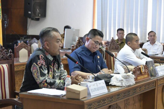 Wakil Ketua III DPRD Kalteng, Junaidi menghadiri RDP kubu kepengurusan KSU SB, Pemerintah Kabupaten Seruyan, DPRD Seruyan dan pihak terkait lainnya di ruang Rapat Gabungan DPRD Kalteng, Senin (20/7).