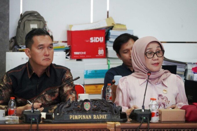 DPRD Kalteng Sekretaris Komisi II DPRD Kalteng, Hero Harapanno Mandouw (kanan) bersama Ketua Komisi II, Siti Nafsiah saat rapat dengan Pemerintah Provinsi Kalteng, belum lama ini.