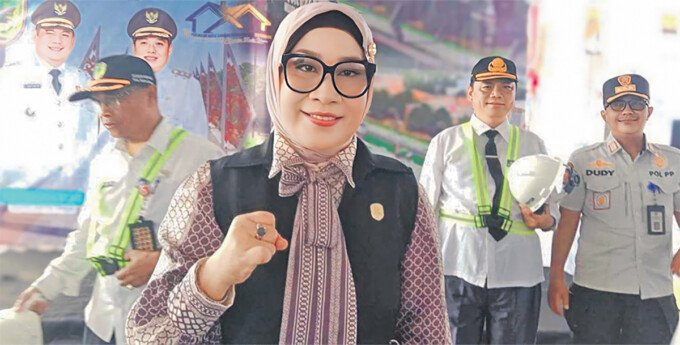(DPRD) Kanupaten Barito Utara Ketua Komisi I DPRD Barito Utara Hj Nety Herawati saat menghadiri pelaksanaan Groundbreaking Ceremony sekaligus penyerahan sertifi kat tanah relokasi bagi masyarakat terdampak di Kelurahan Lanjas, Muara Teweh, Rabu (1/7).