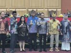 2026__TAMBUN BUNGAI.indd Jajaran DPRD Kota Palangka Raya dan Wali Kota Palangka Raya berfoto bersama usai Rapat Paripurna DPRD dengan agenda penyampaian laporan Banggar terhadap Raperda Pertanggungjawaban Pelaksanaan APBD Tahun Anggaran 2025 di Ruang Rapat Paripurna, Sabtu (11/7).