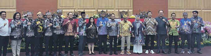 Jajaran DPRD Kota Palangka Raya dan Wali Kota Palangka Raya berfoto bersama usai Rapat Paripurna DPRD dengan agenda penyampaian laporan Banggar terhadap Raperda Pertanggungjawaban Pelaksanaan APBD Tahun Anggaran 2025 di Ruang Rapat Paripurna, Sabtu (11/7).