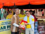 DPRD Kota Palangka Raya Ketua DPRD Kota Palangka Raya, Subandi, menyerahkan bantuan sembako kepada warga terdampak kebakaran di Gang Sari 45, Jalan Murjani, Jumat (17/7).