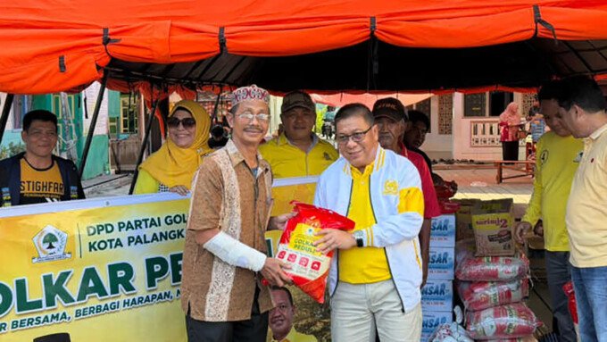 DPRD Kota Palangka Raya Ketua DPRD Kota Palangka Raya, Subandi, menyerahkan bantuan sembako kepada warga terdampak kebakaran di Gang Sari 45, Jalan Murjani, Jumat (17/7).
