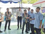 Ketua DPRD Palangka Raya, Subandi menyerahkan SK remisi hari anak ke empat anak binaan di LPKA Kelas II A Palangka Raya, Kamis (23/7).