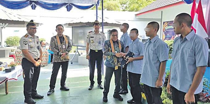 Ketua DPRD Palangka Raya, Subandi menyerahkan SK remisi hari anak ke empat anak binaan di LPKA Kelas II A Palangka Raya, Kamis (23/7).