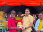 Anggota Komisi I DPRD Kota Palangka Raya Sudarto menyerahkan bantuan kepada salah seorang korban kebakaran di Gang Sari 45, Jalan Murjani, Jumat (17/7).