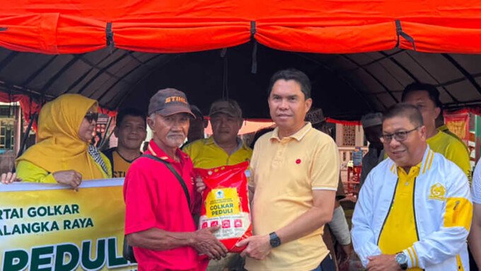 Anggota Komisi I DPRD Kota Palangka Raya Sudarto menyerahkan bantuan kepada salah seorang korban kebakaran di Gang Sari 45, Jalan Murjani, Jumat (17/7).