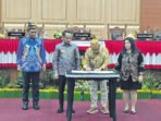 Ketua DPRD Palangka Raya, Subandi saat menandatangani berita acara Rapat Paripurna Pelaporan Banggar Terhadap Hasil Pembahasan Raperda Tentang Pertanggungjawaban Pelaksanaan APBD 2025, di Ruang Rapat Paripurna DPRD Kota Palangka Raya, Jumat (10/7). Ketua DPRD Palangka Raya, Subandi saat menandatangani berita acara Rapat Paripurna Pelaporan Banggar Terhadap Hasil Pembahasan Raperda Tentang Pertanggungjawaban Pelaksanaan APBD 2025, di Ruang Rapat Paripurna DPRD Kota Palangka Raya, Jumat (10/7).