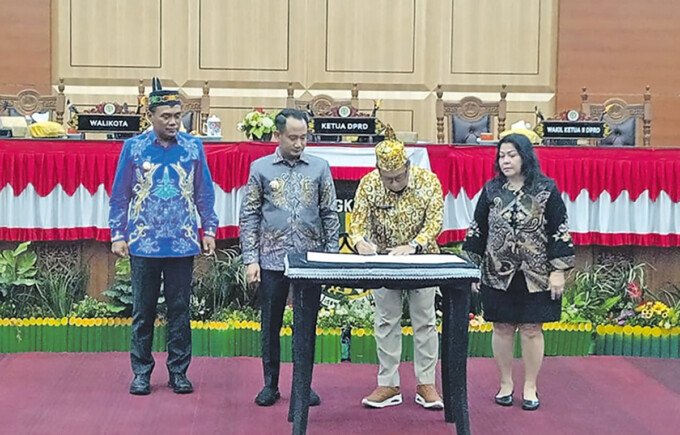 Ketua DPRD Palangka Raya, Subandi saat menandatangani berita acara Rapat Paripurna Pelaporan Banggar Terhadap Hasil Pembahasan Raperda Tentang Pertanggungjawaban Pelaksanaan APBD 2025, di Ruang Rapat Paripurna DPRD Kota Palangka Raya, Jumat (10/7).
