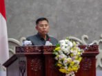 Wakil Ketua Komisi I DPRD Kalteng, Sudarsono, membacakan laporan hasil pembahasan Badan Anggaran terhadap Raperda Pertanggungjawaban Pelaksanaan APBD Tahun Anggaran 2025 dalam rapat gabungan DPRD Kalteng, Selasa (14/7).