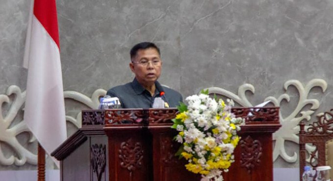 Wakil Ketua Komisi I DPRD Kalteng, Sudarsono, membacakan laporan hasil pembahasan Badan Anggaran terhadap Raperda Pertanggungjawaban Pelaksanaan APBD Tahun Anggaran 2025 dalam rapat gabungan DPRD Kalteng, Selasa (14/7).