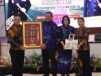 KAPUAS Wakil Bupati Kapuas Dodo menyerahkan cinderamata kepada AKBP Gede Eka Yudharma, S.I.K., M.A.P. sebagai bentuk penghargaan dan ucapan terima kasih atas dedikasi serta pengabdiannya selama menjabat sebagai Kapolres Kapuas.