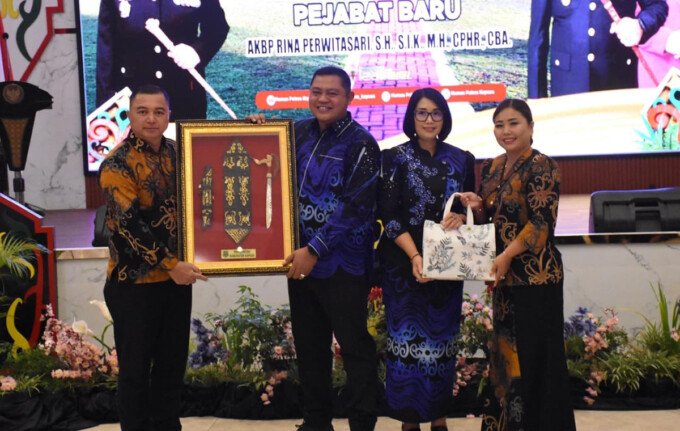 Wakil Bupati Kapuas Dodo menyerahkan cinderamata kepada AKBP Gede Eka Yudharma, S.I.K., M.A.P. sebagai bentuk penghargaan dan ucapan terima kasih atas dedikasi serta pengabdiannya selama menjabat sebagai Kapolres Kapuas.