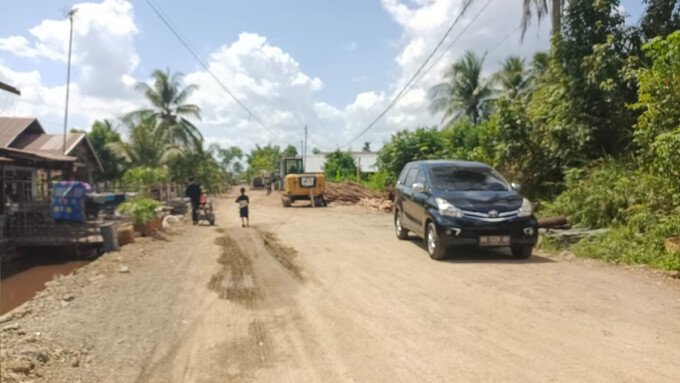 Peningkatan Jalan Handel Selamat di Kelurahan Selat Dalam, Kecamatan Selat, menjadi salah satu upaya Pemkab Kapuas memperkuat konektivitas dan membuka kawasan baru untuk pengembangan Kota Kuala Kapuas.