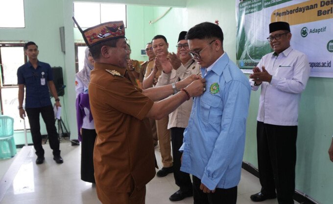 Bupati Kapuas HM Wiyatno memberikan sambutan saat pelepasan mahasiswa KKN, Selasa (28/7).