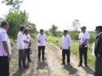 KAPUAS Bupati Kapuas H.M. Wiyatno meninjau proses lanjutan rekonstruksi Jalan Sei Asam–Batengkong–Handel Melati yang berada di ruas Jalan Trans Kalimantan KM 09, Kecamatan Kapuas Timur, Rabu (29/7/2026).