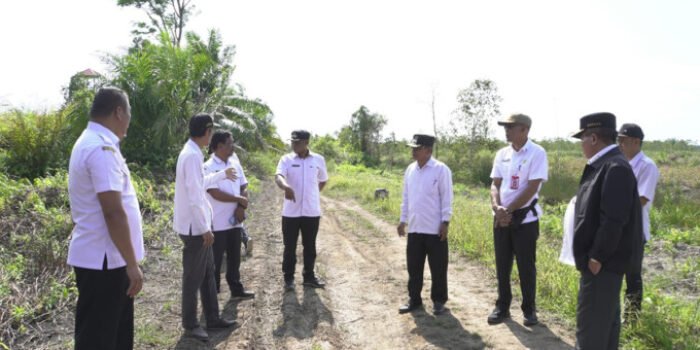 KAPUAS Bupati Kapuas H.M. Wiyatno meninjau proses lanjutan rekonstruksi Jalan Sei Asam–Batengkong–Handel Melati yang berada di ruas Jalan Trans Kalimantan KM 09, Kecamatan Kapuas Timur, Rabu (29/7/2026).