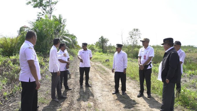 Bupati Kapuas H.M. Wiyatno meninjau proses lanjutan rekonstruksi Jalan Sei Asam–Batengkong–Handel Melati yang berada di ruas Jalan Trans Kalimantan KM 09, Kecamatan Kapuas Timur, Rabu (29/7/2026).