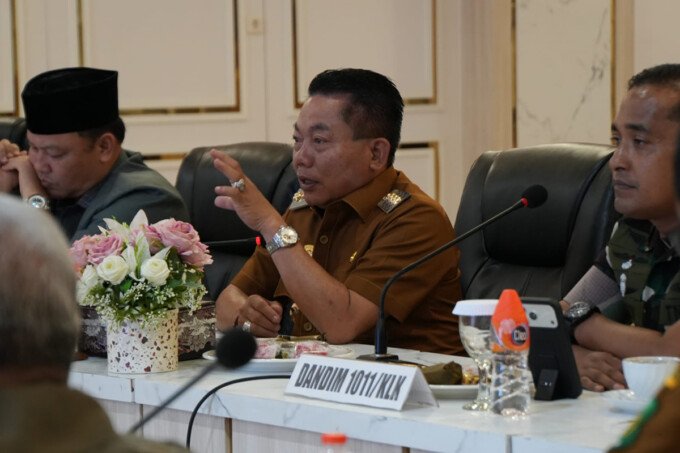 Bupati Kapuas HM. Wiyatno. SP pimpin rapat pelaksanaan panen raya padi bersama Dandim 1011/ Kapuas dan Sekda Kapuas. Dr Usis I Sangkau, Senin (6/7).