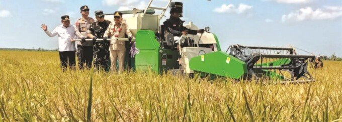 Gubernur Kalteng H. Agustiar Sabran didampingi Bupati Kapuas HM Muhammad Wiyatno, Pangdam XXII/Tambun Bungai Mayjen TNI Zainul Arifin, Kapolda Kalteng Irjen Pol Iwan Kurniawan, dan Forkopimda menghadiri Panen Raya Padi di Desa Terusan Mulya, Kecamatan Bataguh, Rabu (8/7).