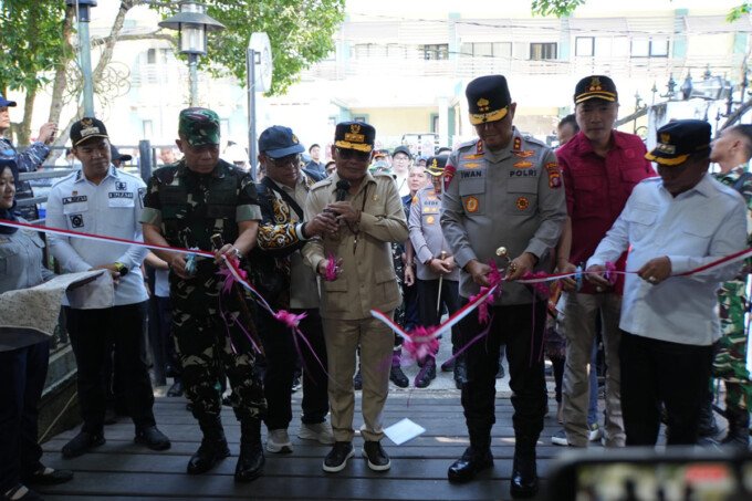 Gubernur Kalteng H. Agustiar Sabran didampingi Pangdam XXII/TB, Kapolda Kalteng, Bupati Kapuas HM Wiyatno, dan Bupati Pulang Pisau H Ahmad Rifa’i melakukan launching pembangunan Waterfront City Kapuas, Rabu (8/7).