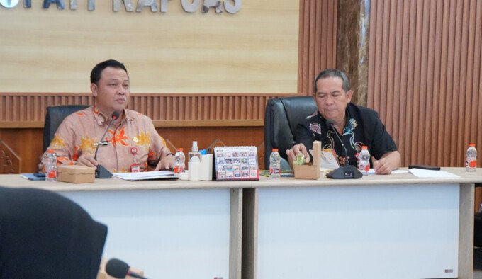 Sekda Kapuas Usis I Sangkai saat memimpin kegiatan Evaluasi Kinerja Direktur Perumdam Tirta Pambelom Kabupaten Kapuas Triwulan I untuk periode 19 Februari hingga 19 Mei 2026, bertempat di Ruang Rapat Kantor Bupati Kapuas, Senin (29/6/2026) siang.