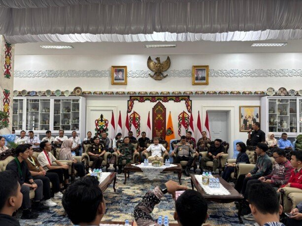 Gubernur saat berdialog dengan organisasi kemahasiswaan yang tergabung dalam Cipayung Plus di Istana Isen Mulang, Rabu (25/6).