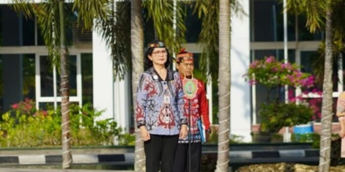Sekda Kalimantan Tengah Linae Victoria Aden saat memimpin Upacara Peringatan Hari Anak Nasional (HAN) ke-42 Tahun 2026 di Halaman Kantor Gubernur Kalimantan Tengah, Kamis (23/7).