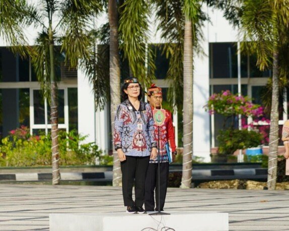 Sekda Kalimantan Tengah Linae Victoria Aden saat memimpin Upacara Peringatan Hari Anak Nasional (HAN) ke-42 Tahun 2026 di Halaman Kantor Gubernur Kalimantan Tengah, Kamis (23/7).