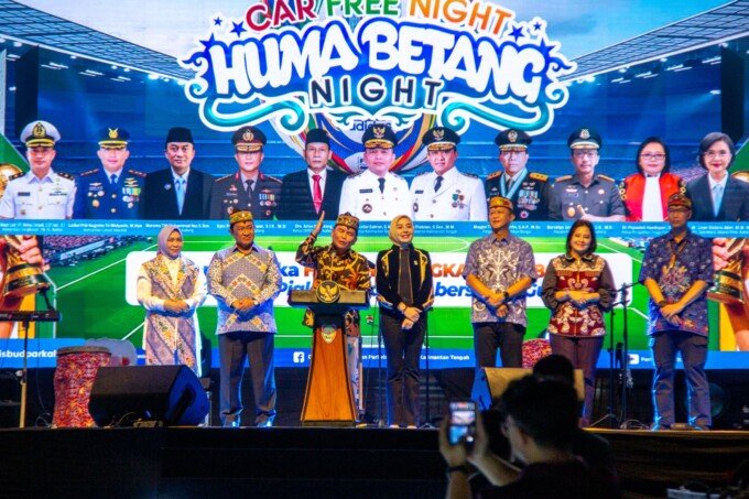 Gubernur Kalteng H Agustiar Sabran bersama forkopimda pada perayaan Huma Betang Night memperingati Hari Bhayangkara ke-80 di Bundaran Besar, Palangka Raya, Sabtu malam (4/7).