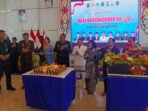 Kapuas Kapolres Kapuas AKBP Gede Eka Yudharma memberikan potongan tumpeng kepada Bupati Kapuas HM Wiyatno saat syukuran hari Bhayangkara ke-80, Rabu (1/7).