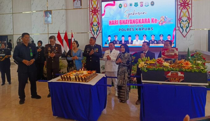 Kapuas Kapolres Kapuas AKBP Gede Eka Yudharma memberikan potongan tumpeng kepada Bupati Kapuas HM Wiyatno saat syukuran hari Bhayangkara ke-80, Rabu (1/7).