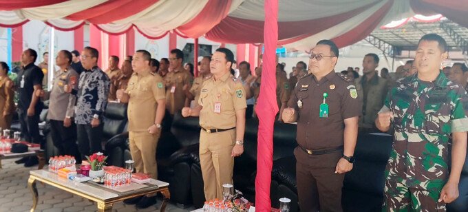 Kapuas Wakil Bupati Kapuas Dodo didampingi Sekda Kapuas Dr Usis I Sangkai saat menghadiri pembukaan pekan panutan pajak 2026 di halaman kantor Bependa Kapuas, Selasa (14/7).