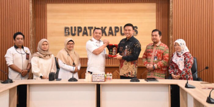 Wakil Bupati Kapuas Dodo menerima audiensi Kepala Perwakilan Kemendukbangga/BKKBN Provinsi Kalimantan Tengah Muhammad Iqbal Afriansyah beserta jajaran di Ruang Rapat Kantor Bupati Kapuas.