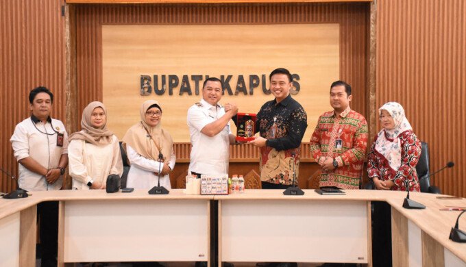 Wakil Bupati Kapuas Dodo menerima audiensi Kepala Perwakilan Kemendukbangga/BKKBN Provinsi Kalimantan Tengah Muhammad Iqbal Afriansyah beserta jajaran di Ruang Rapat Kantor Bupati Kapuas.