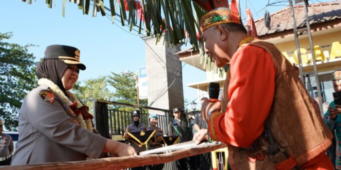 Kapuas Kapolres Kapuas AKBP Rina Perwitasari disambut prosesi adat Potong Pantan saat tiba di Kabupaten Kapuas, Jumat (17/7).