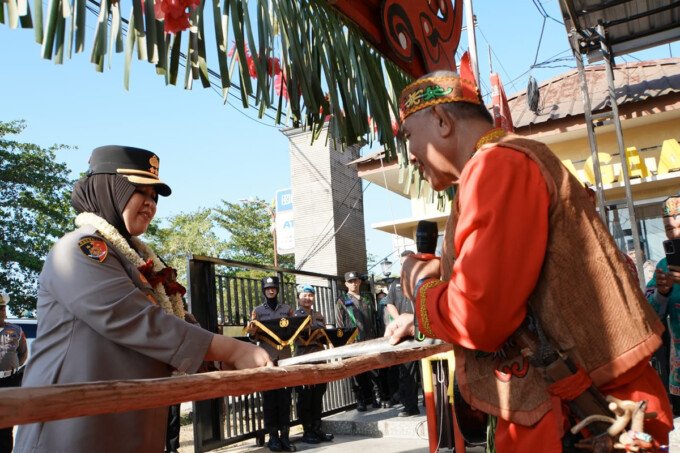 Kapuas Kapolres Kapuas AKBP Rina Perwitasari disambut prosesi adat Potong Pantan saat tiba di Kabupaten Kapuas, Jumat (17/7).