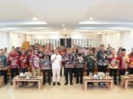 Kapuas Wakil Bupati Kapuas, Sekretaris Daerah Dr. Usis I. Sangkai, S.Hut., M.Si., Ketua TACB Kabupaten Kapuas Dr. Ida Bagus Putu Prajna Yogi, S.S., M.A., bersama jajaran Forkopimda dan anggota Tim Ahli Cagar Budaya saat melakukan foto bersama usai acara pembukaan.