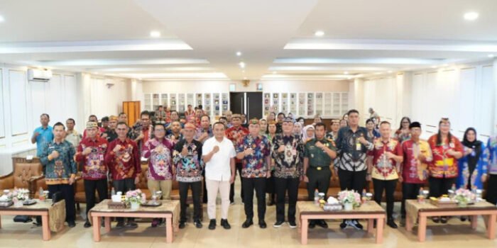 Kapuas Wakil Bupati Kapuas, Sekretaris Daerah Dr. Usis I. Sangkai, S.Hut., M.Si., Ketua TACB Kabupaten Kapuas Dr. Ida Bagus Putu Prajna Yogi, S.S., M.A., bersama jajaran Forkopimda dan anggota Tim Ahli Cagar Budaya saat melakukan foto bersama usai acara pembukaan.