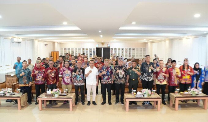Kapuas Wakil Bupati Kapuas, Sekretaris Daerah Dr. Usis I. Sangkai, S.Hut., M.Si., Ketua TACB Kabupaten Kapuas Dr. Ida Bagus Putu Prajna Yogi, S.S., M.A., bersama jajaran Forkopimda dan anggota Tim Ahli Cagar Budaya saat melakukan foto bersama usai acara pembukaan.