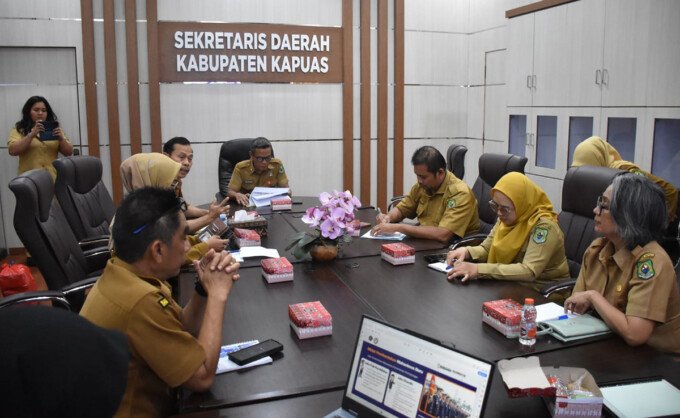 Kapuas Staf Ahli Bupati Bidang Kemasyarakatan dan Sumber Daya Manusia, Budi Kurniawan memimpin secara langsung rapat pembahasan kesiapan pelaksanaan penerimaan mahasiswa/taruna Kementerian Perhubungan melalui mekanisme Polbit, Senin (20/7/2026).