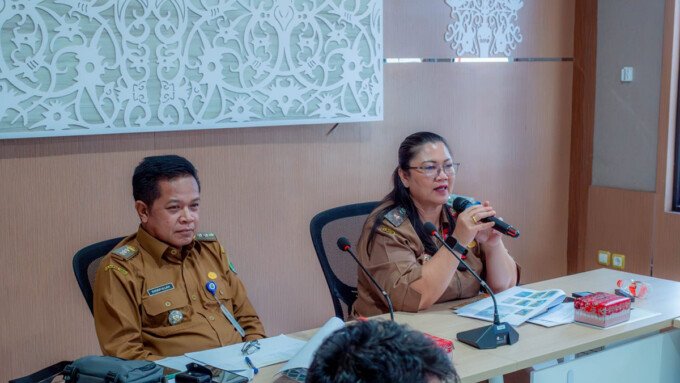 Asisten II Setda Kapuas, Kusmiatie memimpin rapat koordinasi dan validasi data usulan pembangunan rumah baru bagi warga terdampak pembangunan ruas jalan baru di Kelurahan Selat Utara, Senin (20/7).