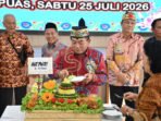 Kapuas Bupati Kapuas HM Wiyatno, melakukan pemotongan tumpeng sebagai simbolis perayaan HUT ke64 PWRI Kabupaten Kapuas Tahun 2026, di Aula Kantor Bupati Kapuas, Sabtu (25/7/2026).