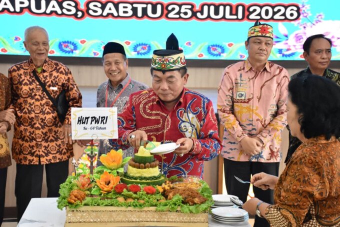 Kapuas Bupati Kapuas HM Wiyatno, melakukan pemotongan tumpeng sebagai simbolis perayaan HUT ke64 PWRI Kabupaten Kapuas Tahun 2026, di Aula Kantor Bupati Kapuas, Sabtu (25/7/2026).