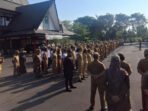ASN Setda Kapuas saat mengikuti upacara di halaman kantor bupati Kapuas, Senin (27/7).