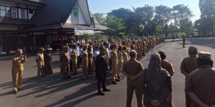 ASN Setda Kapuas saat mengikuti upacara di halaman kantor bupati Kapuas, Senin (27/7).